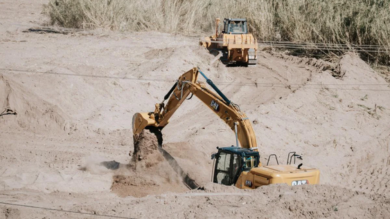 prevencion ante crecientes: avanzan con obras clave de mantenimiento en el dique soldano