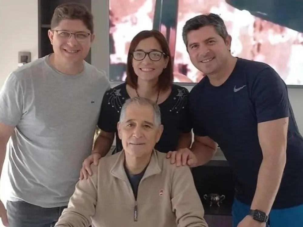 Marcelo Orrego junto a su padre Humberto y a sus hermanos.