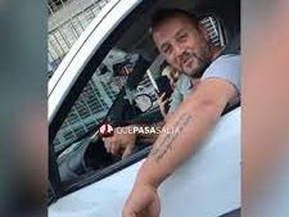Un padre se emocionó al ver a su hija manejando su primer auto y se viralizó