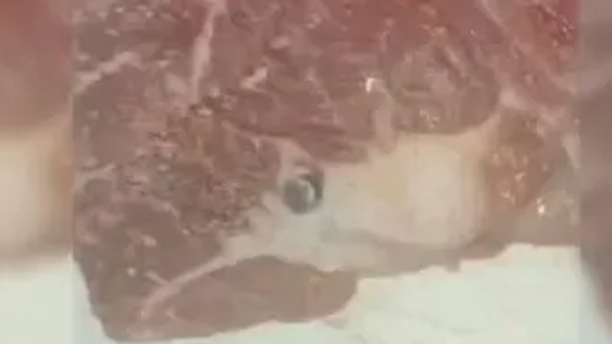 Compró carne, tenía una bala y generó debate al preguntar si podía comerla