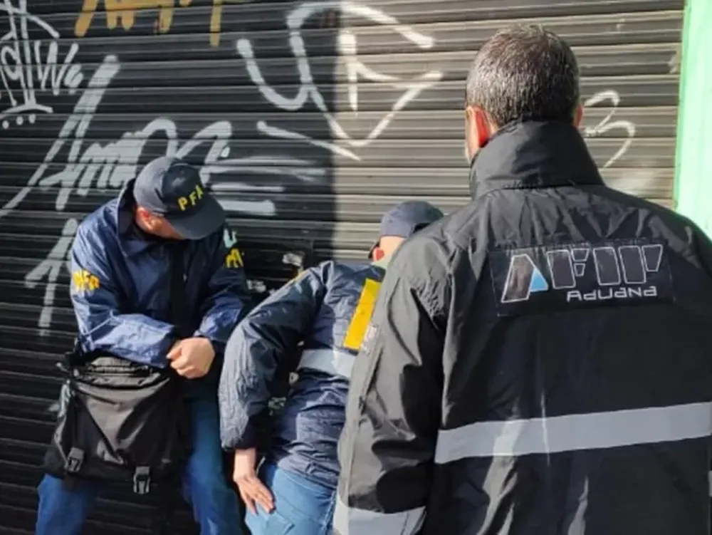 Dos detenidos en allanamientos por fuga de divisas por 5,5 millones de dólares