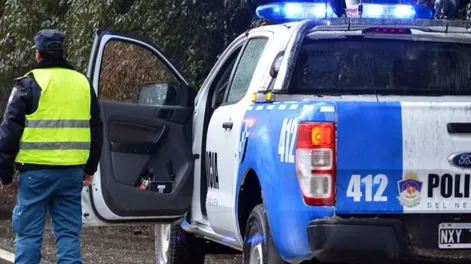 Brutal ataque: lo golpearon con un caño, lo arrojaron a un pozo, rociaron con nafta y prendieron fuego