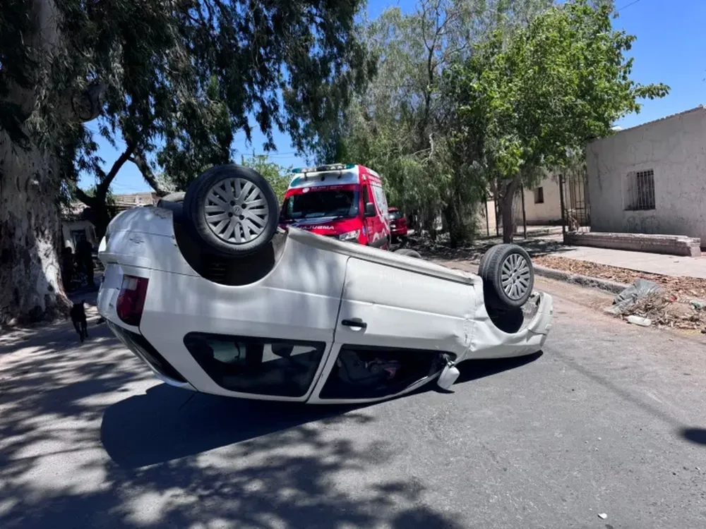 Una mujer que viajaba junto a su hijo en su auto, chocó a otro vehículo estacionado y volcó