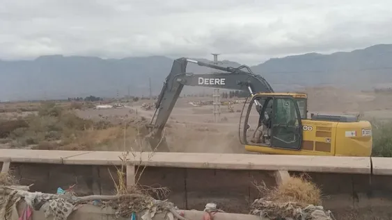 OPERATIVO. Hidráulica limpio los canales Céspedes y Benavidez.