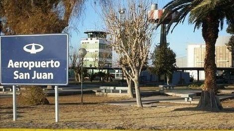 Se desnudó por completo en el aeropuerto de Miami y se subió al techo de un patrullero
