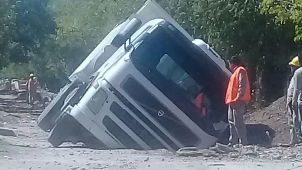 Un camión cayó a una zanja de una obra de cloacas