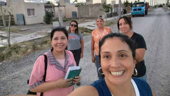En la calle. El equipo completo en una de las salidas por los barrios. Ya recorrieron al menos cinco, algunos muy extensos, y siguen con las caminatas. Las tres maestras valoran mucho el aporte de Yamila Cortez y María Eugenia Rojas, las porteras, porque conocen prácticamente todas las zonas del departamento.