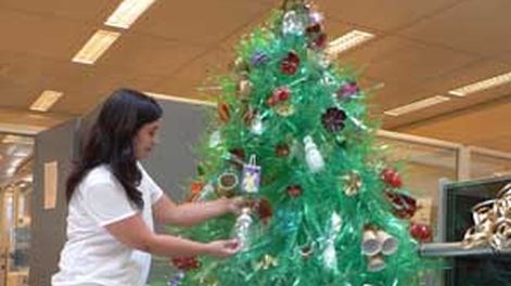 Abuelos construyeron un árbol de navidad con basura
