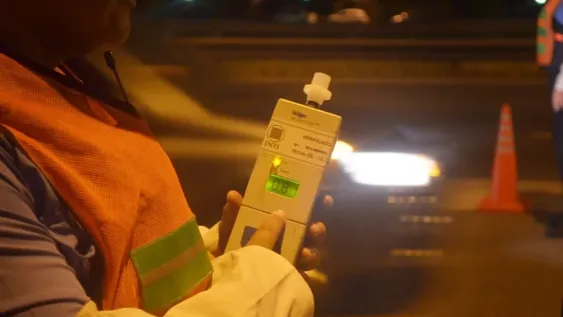 Quiso huir de un control policial: acumuló un “récord” de infracciones