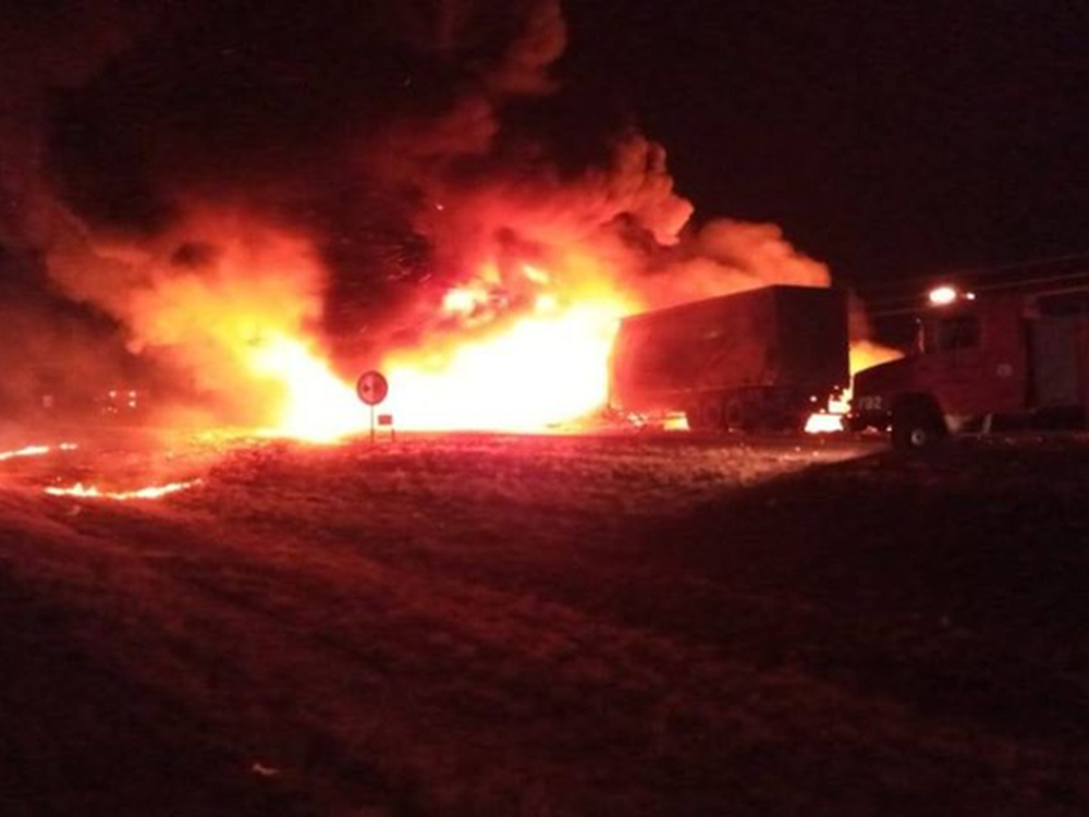 Un camionero murió calcinado luego de chocar y quedar atrapado en la cabina