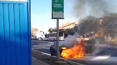 [VIDEO] Se incendió un auto sobre Avenida Central y hubo problemas en el tránsito