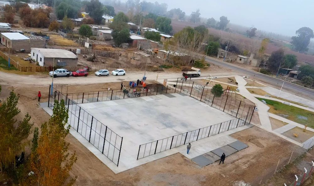 El municipio de 9 de Julio avanza con la obra del playón polideportivo en La Majadita.