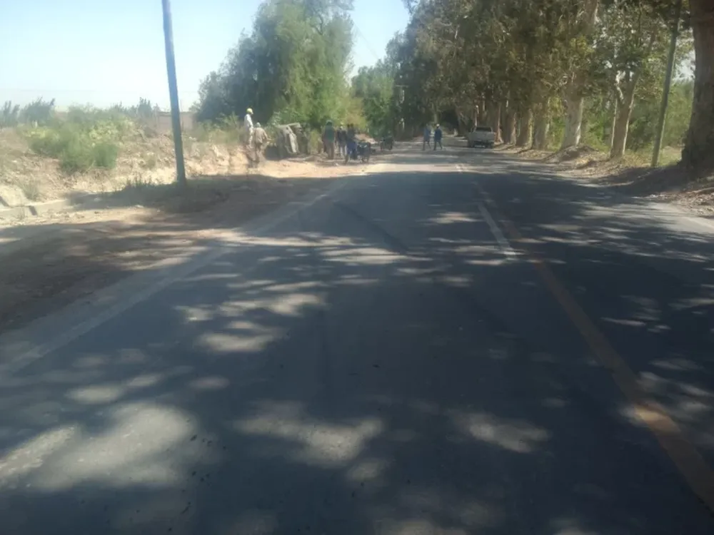 Terrible vuelco de una camioneta tras reventar un neumático