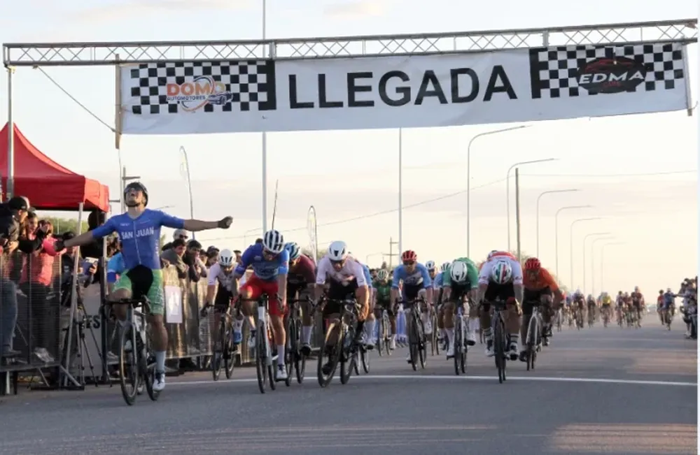 El final. Cobarrubia y Nico Tivani someten a todo el pelotón. Otra vez San Juan en la cima del ciclismo nacional (Fotos: Prensa FACPyR).