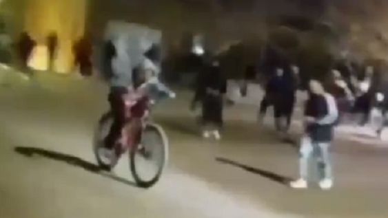 los videos del violento enfrentamiento entre bandas en la bebida: corridas y pedradas en plena madrugada