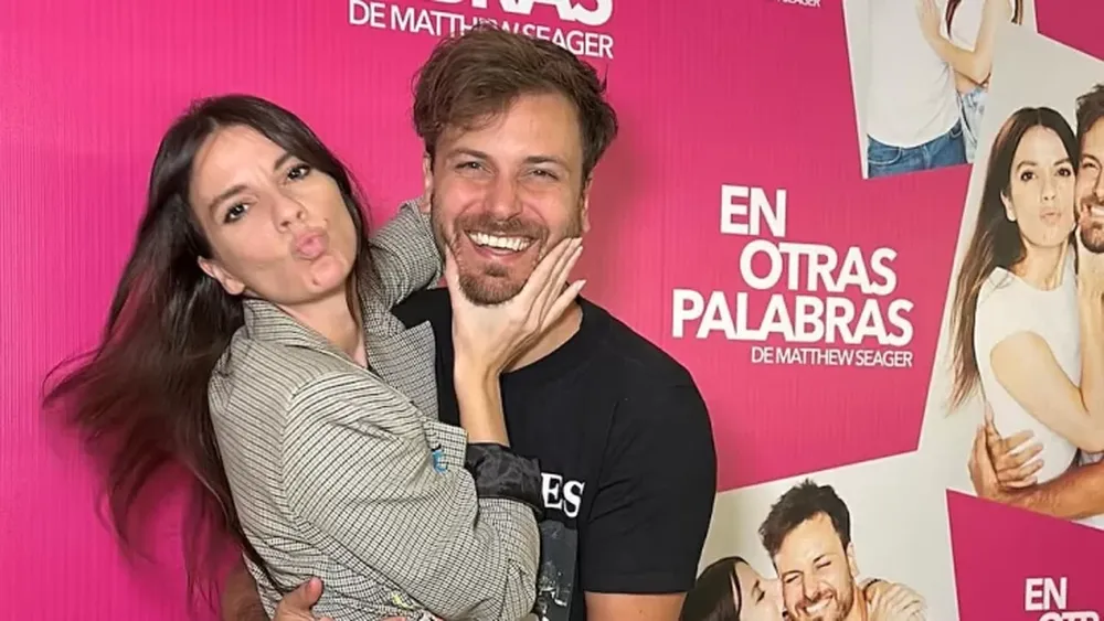 El tenso momento de Gimena Accardi y Andrés Gil entre fans y autógrafos a la salida del teatro