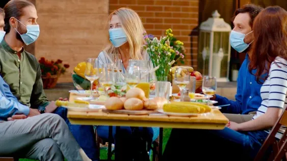 12 recomendaciones de especialistas para cuidarse del coronavirus durante los festejos de fin de año