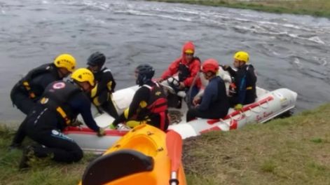 Desesperada búsqueda de tres personas que cayeron a un canal tras las inundaciones en Bolívar