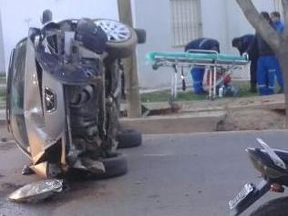 Sufrió un aparatoso vuelco en un barrio