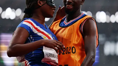 Una atleta paralímpica recibió una sorpresa al cruzar la meta