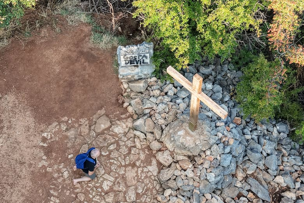 Un monumento vandalizado con las palabras &ldquo;Gospa devil&rdquo;, que significan &ldquo;Virgen Mar&iacute;a, diablo&rdquo;, y una cruz, en la Colina de las Apariciones, en Medjugorje, BosniaAP