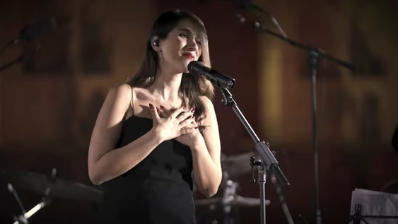 el terrible castigo a una famosa cantante de iran: recibira 74 latigazos por dar un show sin velo