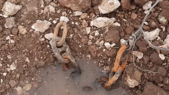 Hallan un metro de cadena usada de bloqueo en Vuelta de Obligado