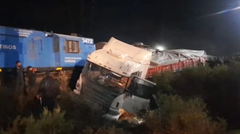 Impactante choque entre un tren de carga y un camión en Tupelí: el camionero resultó ileso