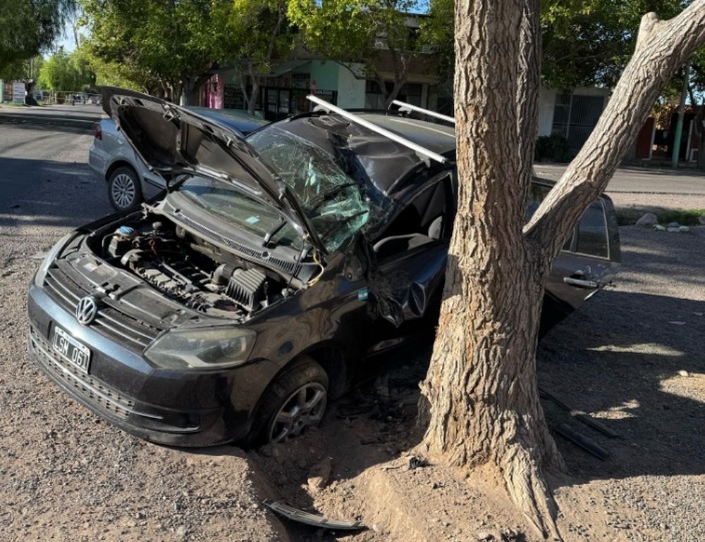 Impactante: dos autos chocaron y uno de ellos terminó incrustado contra un árbol