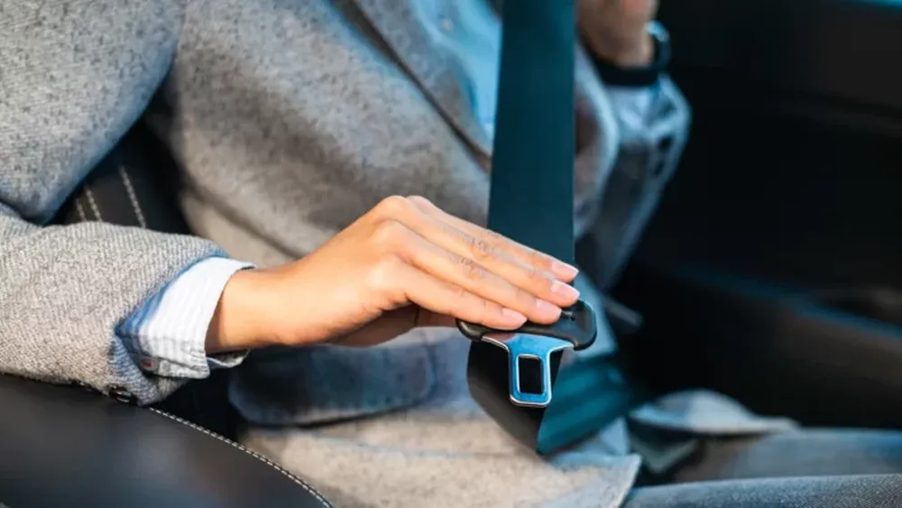 Para qué sirve el botón que tienen todos los cinturones de seguridad
