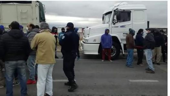En desacuerdo con los duros controles, camioneros cortaron la Ruta 40