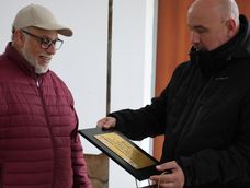 En Ischigualasto, el astrofotógrafo argentino (izq), recibió una placa de manos del coordinador del Parque, Juan Pablo Teja Godoy. En Ischigualasto, el astrofotógrafo argentino (izq), recibió una placa de manos del coordinador del Parque, Juan Pablo Teja Godoy.