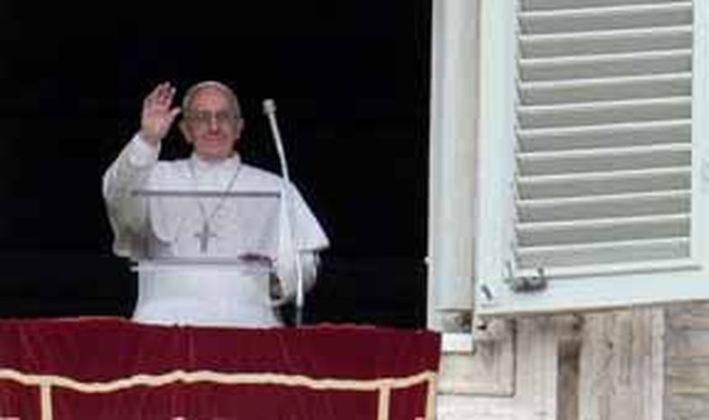 Francisco rezó ante una multitud en la plaza San Pedro
