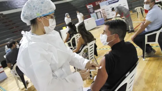 Vacunas: el total de aplicaciones ya duplica al acumulado de infectados