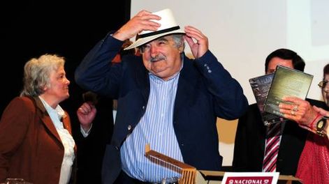 Mujica confía en que los controles del dólar no afectarán el turismo