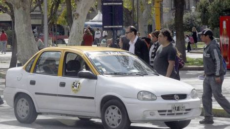 Taxis, con fotos y datos  del chofer, en el asiento