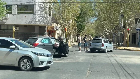 Dos autos chocaron en un cruce capitalino con semáforos