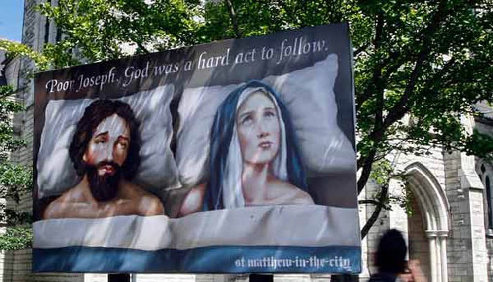Polémica por un cartel que muestra a José y María en la cama