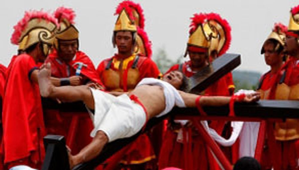 Impactante Vía Crucis