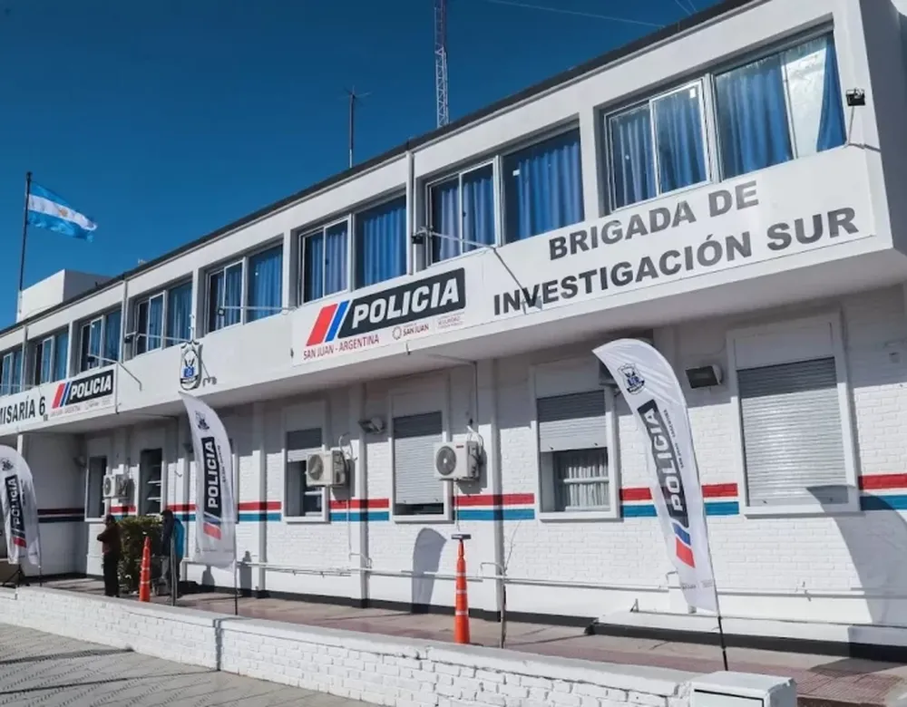 Detenidos se amotinaron en una comisaría y amenazaron con quemar colchones: para descomprimir, trasladaron a tres a otras dependencias