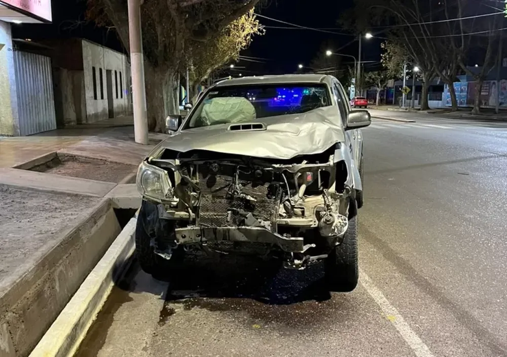 Impactante choque entre una camioneta y una moto en Rivadavia