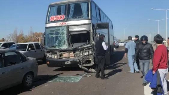 Un tanque de agua salió despedido de una camioneta y provocó un choque en cadena