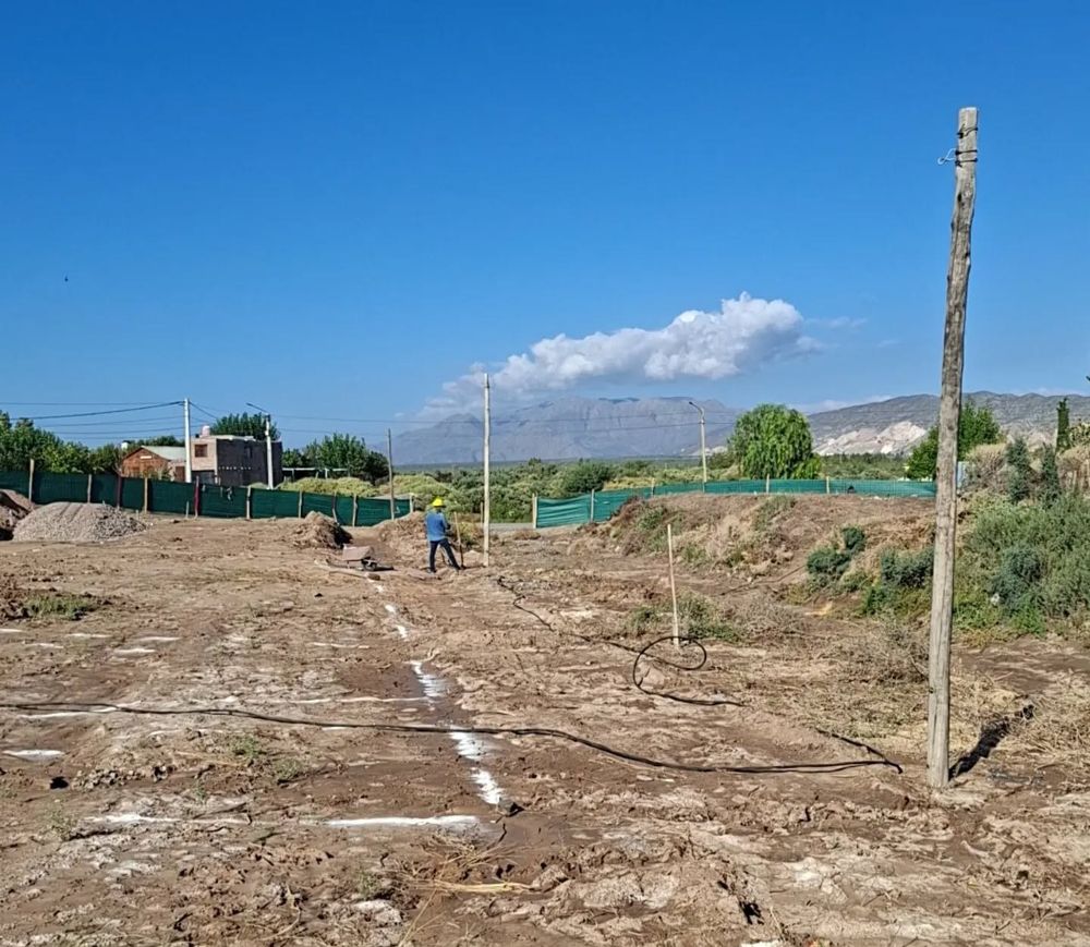 En Sarmiento ya arrancó la construcción de la plaza del Barrio Del Carmen, en la localidad de Los Berros.