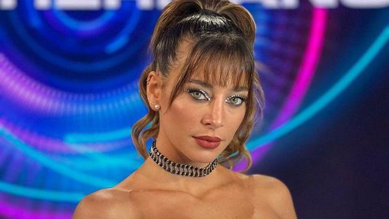 Sol Pérez explotó las redes estudiando en bikini desde su jardín