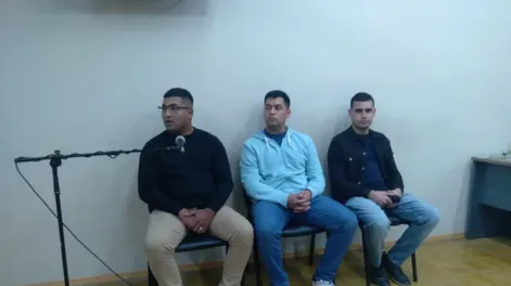 El agente Fernando Aballay y el cabo Emanuel Paredes (de izquierda a derecha) buscaron desligarse de la imputación. A la derecha, el cabo Diego Díaz, que no declaró.