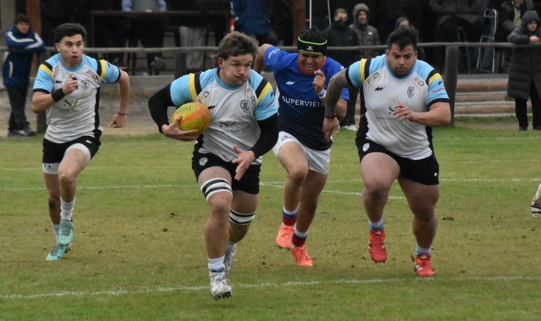 Goleada. Universitario se dio el gusto como local y goleó a los mendocinos en su primer triunfo en el Regional Cuyano.