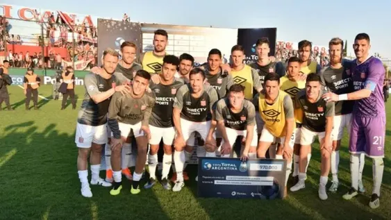 Estudiantes sufrió pero pasó de ronda por penales