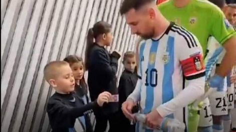 [VIDEO] El tierno gesto de un nene con Messi antes de salir a la cancha