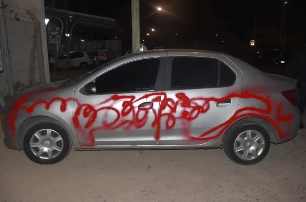 Insisten en que dos policías que echaron pintura al auto de otro, no delinquieron