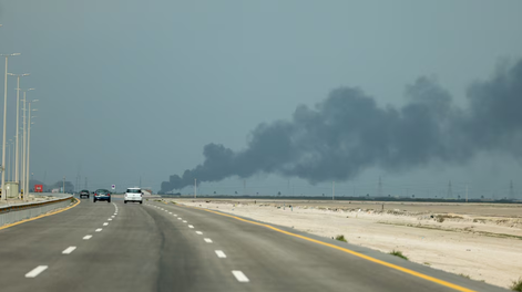 sube el crudo tras la escalada belica en medio oriente: iran bombardeo una refineria y cierran el estrecho de ormuz